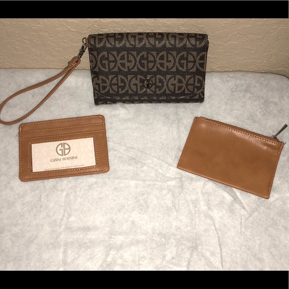 New Giani Bernini wristlet